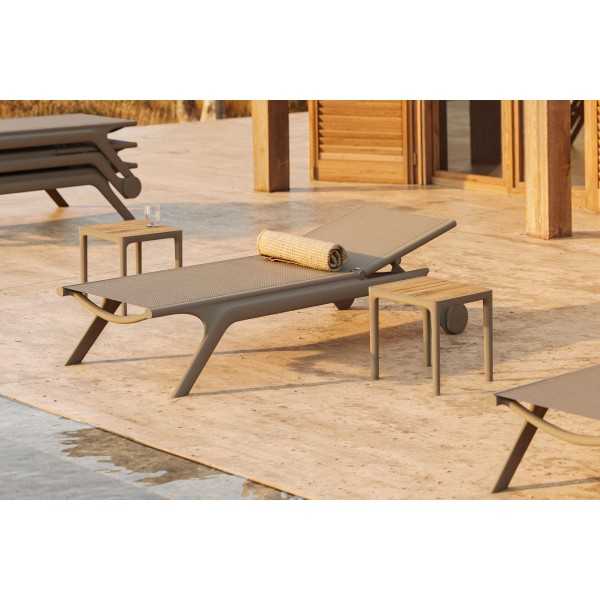 chaises longues africa vondom sur une terrasse