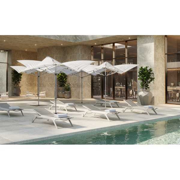 chaises longues africa vondom au bord de piscine