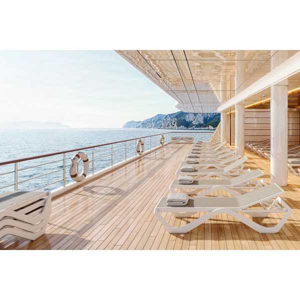 bain de soleil love vondom sur une terrasse avec vue sur la mer