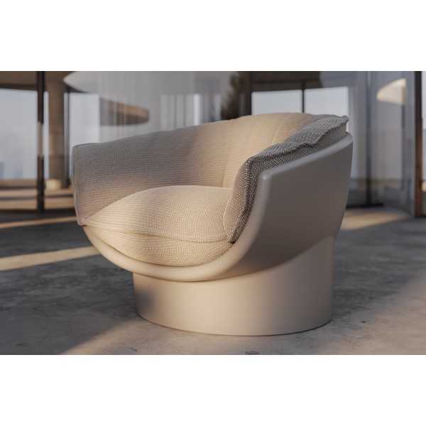 Fauteuil intérieur extérieur Luna Vondom sur une terrasse d'hôtel