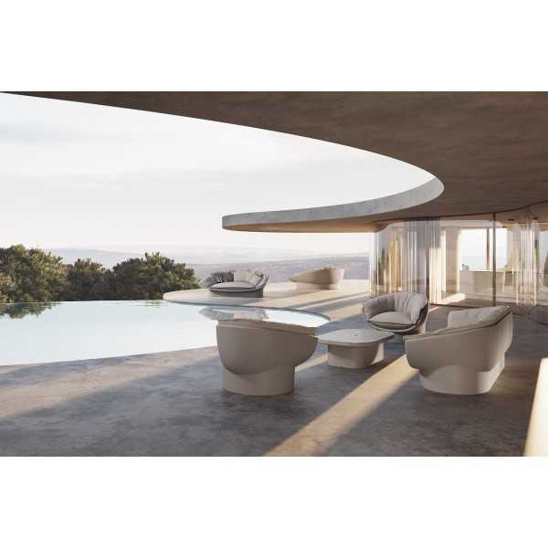 canapé 3 places luna vondom sur une terrasse au bord de la piscine