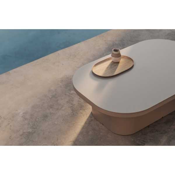 table basse intérieur extérieur luna vondom sur une terrasse avec un plateau posé
