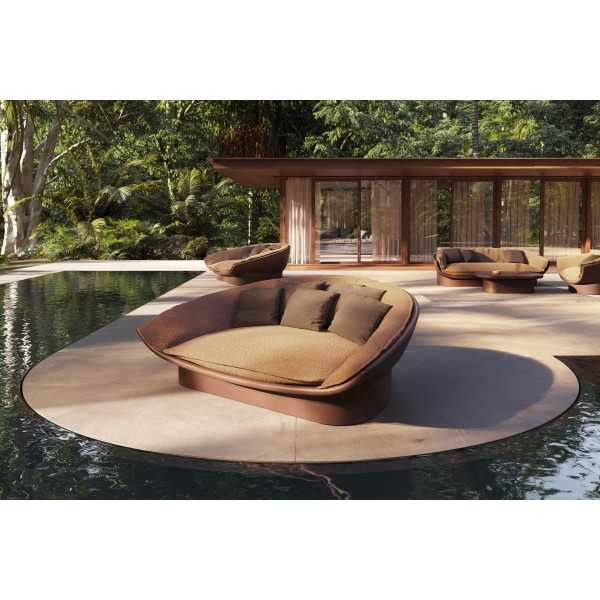 lit de jardin luna vondom sur une terrasse d'hôtel