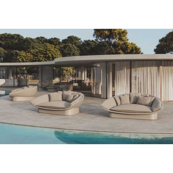 lit de jardin luna vondom sur une terrasse au bord de piscine