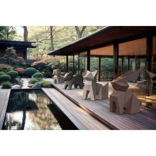 Terrasse avec plusieurs grandes statue de jardin lapin Usagi Origami de Vondom