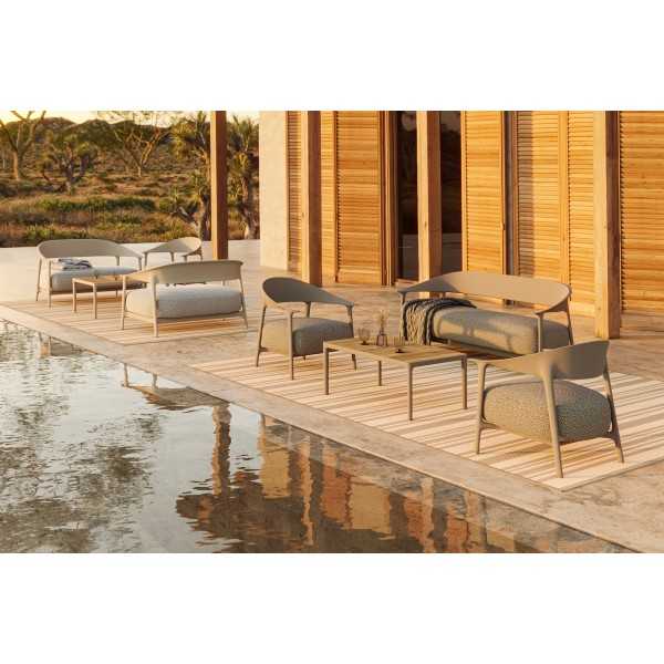 sofa, chaises et tables interieur exterieur africa vondom sur une terrasse d'hôtel en bord de piscinee
