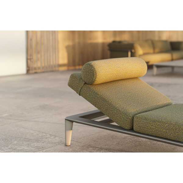 Close-up of the upper part with integrated pillow of the Pasadena Vondom padded sun lounger on a terrace