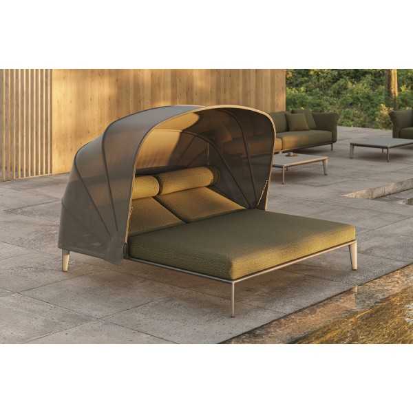 Bain de soleil 2 places avec toit ouvrant PASDENA Vondom sur une terrasse