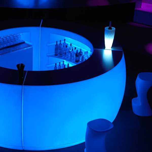 Module d'Angle Lumineux Multicolore (ici lumière bleue) Fiesta Curva par Vondom. Top en inox en option