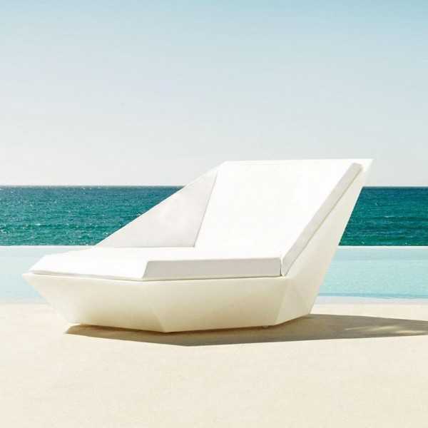 The Faz Daybed by Vondom is ideal for relaxing, sunbathing and enjoying the open air