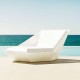 Avec sa forme cocooning, le Faz Daybed par Vondom est idéal pour le confort de vos clients