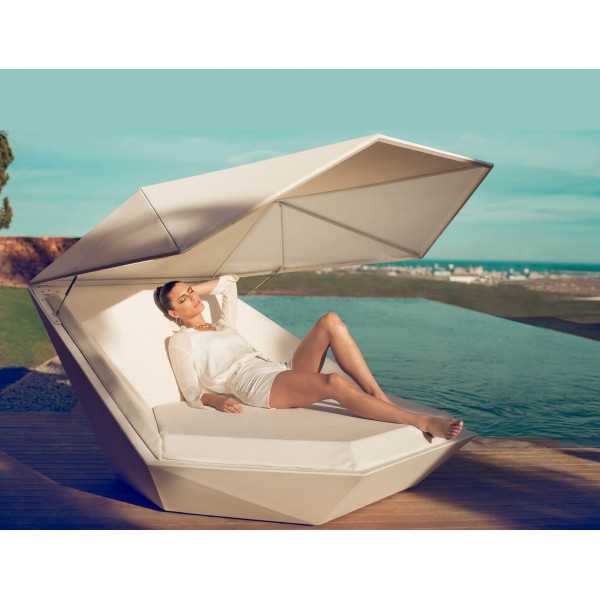 Sunbathing on a Faz Daybed with Sunshade System by Vondom