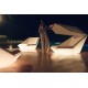 Faz Daybed Blanc Lumineux avec Parasol par Vondom la nuit, au bord de la piscine d'un hôtel