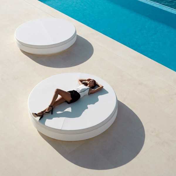 Enjoy the Vela Daybed RGB 210 also in daytime