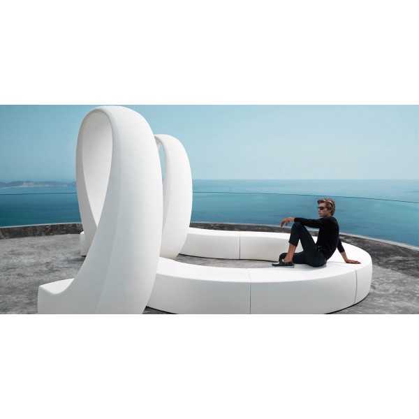 Banc très design qui s'apparente à une oeuvre d'art créé avec les modules AND par Vondom