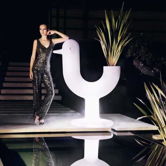 Peacock Luz Planter with White LED Light by Vondom at a poolside