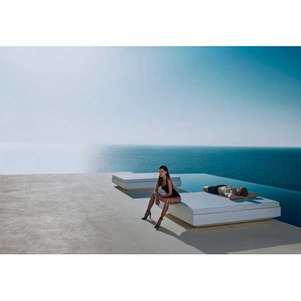 Vela Daybed 200 with Lacquered Finish by Vondom at a Hotel Poolside