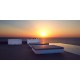 Deux Bains de Soleil Carres Lumineux Blancs Vela Daybed 200 par Vondom au bord d'une piscine d'Hotel
