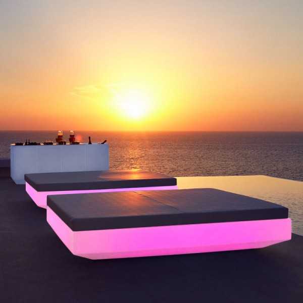 Illuminez vos soirees avec le Lit de Jardin Carre à Led Multicolores Vela Daybed 200 RGB par Vondom