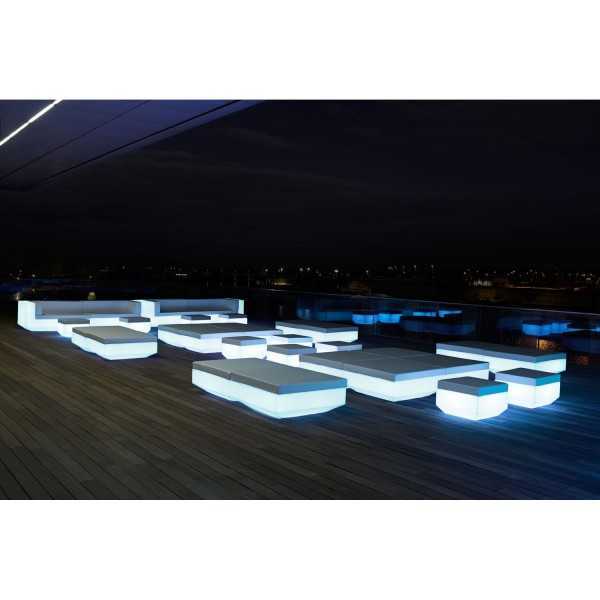 Ensemble du mobilier Lumineux Blanc Collection Vela par Vondom sur la Terrasse d un Hotel