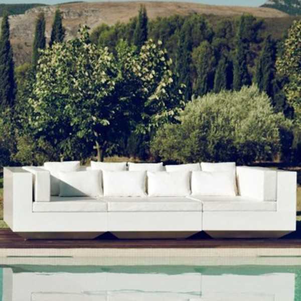 Vela Sofa Central Meridienne laquee Blanche entouree des modules gauche et Droit accompagnee de petits coussins - Vondom