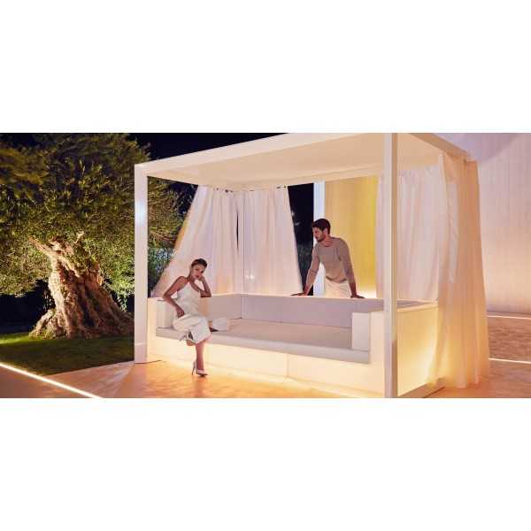 Pergola Vela Cenador laquee Blanc et collection Vela Sofa Chaiselongue RGB multidolore - Vondom