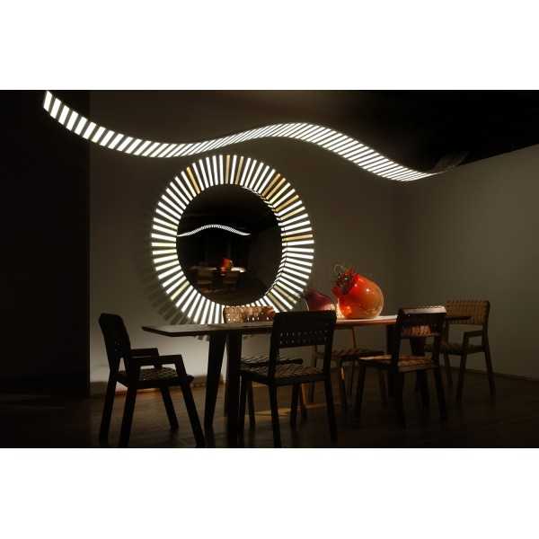 Lampe Murale LUCKY EYE L avec Miroir et Lampes OLED (ici avec Luminaire FLYING RIBBON)