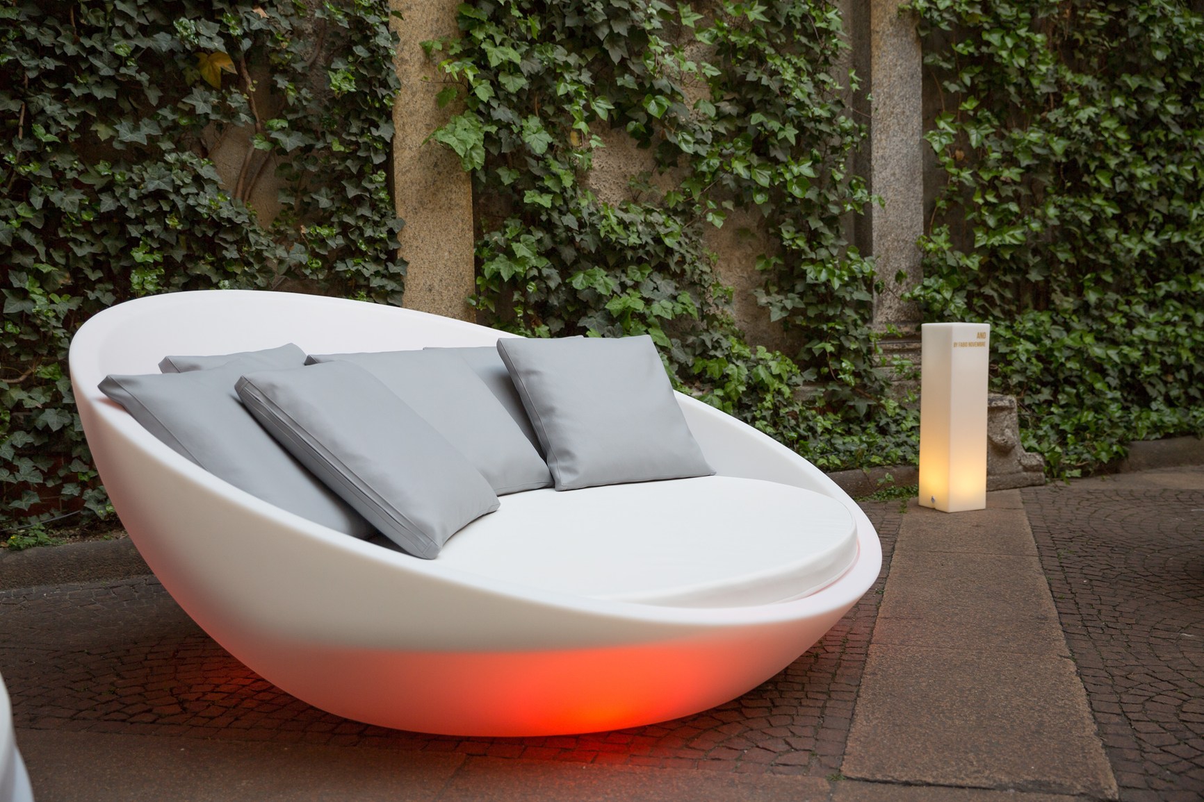 ULM DAYBED Cocoon by Vondom RGB Round Outdoor Chaise Lounge with