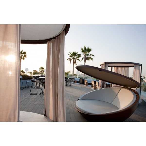 Bain de Soleil ULM avec Parasol et Pergola Ronde par Vondom au Marina Beach Club de Valence 