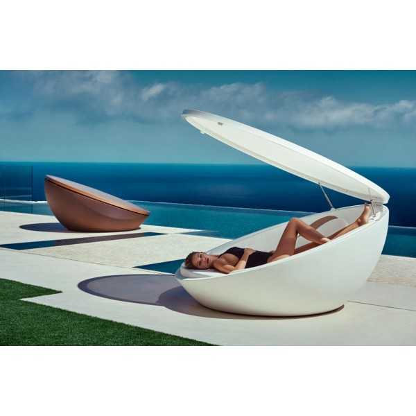 ULM Daybed with Parasol de Vondom Outdoor Deck and Terrace