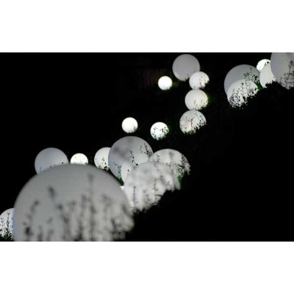 Lampes exterieures GLOBO de differentes tailles comme des Perles de Rosee