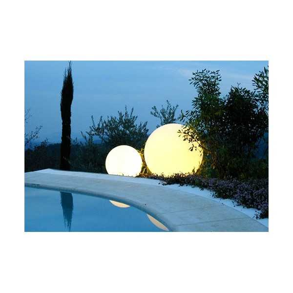 Lampe Boule Ronde Lumineuse Lune GLOBO 70 ideale au bord d'une piscine d'Hotel