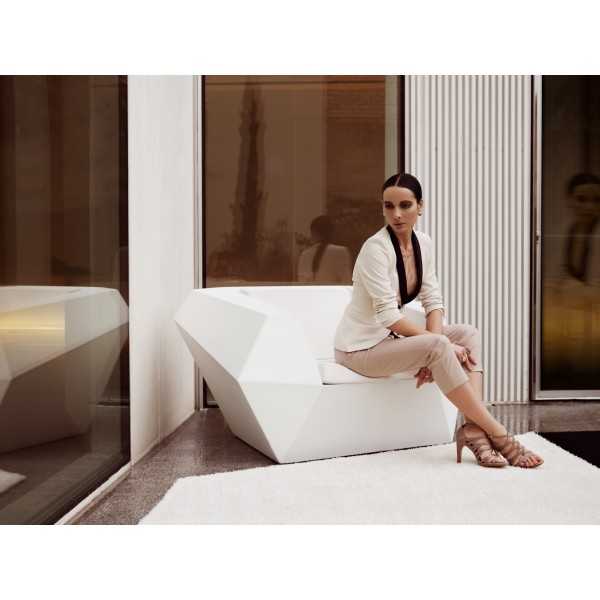 Faz fauteuil Vondom Blanc et Tapis de Ramon Esteve