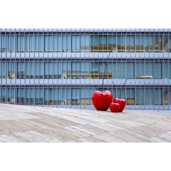 Cerise Rouge Vernis Brillant Sculpture Exterieure Bull & Stein Lisa Pappon