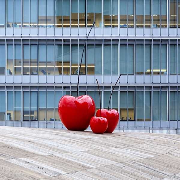 Cerise Rouge Vernis Brillant Sculpture Exterieure Bull & Stein Lisa Pappon