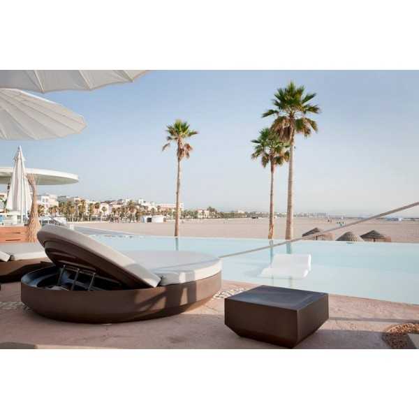 Transat Vela Daybed Inclinable Bronze Mat et Coussin Ecru de Vondom en Bord de Plage et Piscine