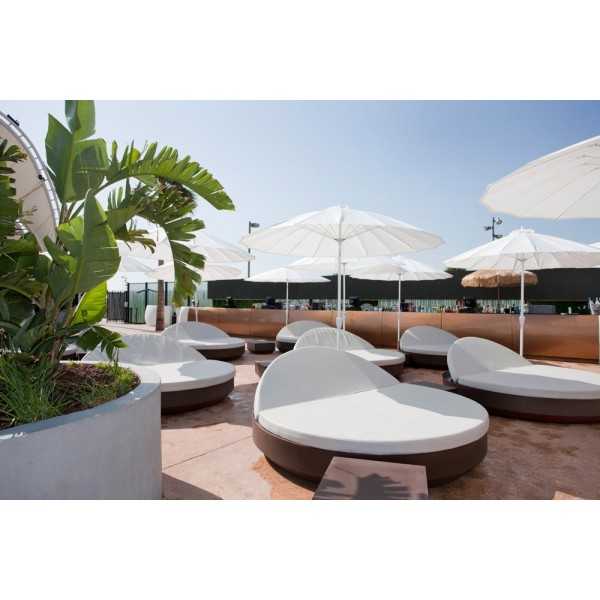 Terrasse Privee Hotel Valence Espagne avec Transat XL Bronze et Blanc Inclinables de Vondom