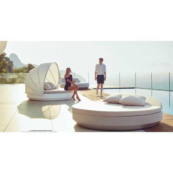 Sun loungers VELA DAYBED Reclining Backrest by Vondom with and without Parasol at the edge of a Pool