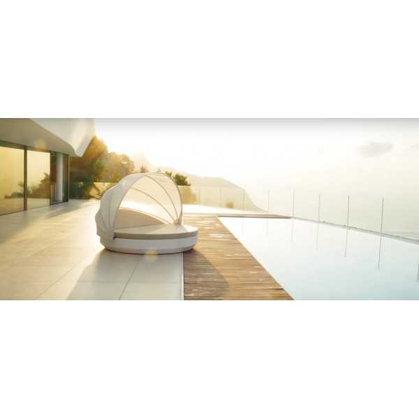 Recliner Meridienne VELA DAYBED with Umbrella at a Poolside