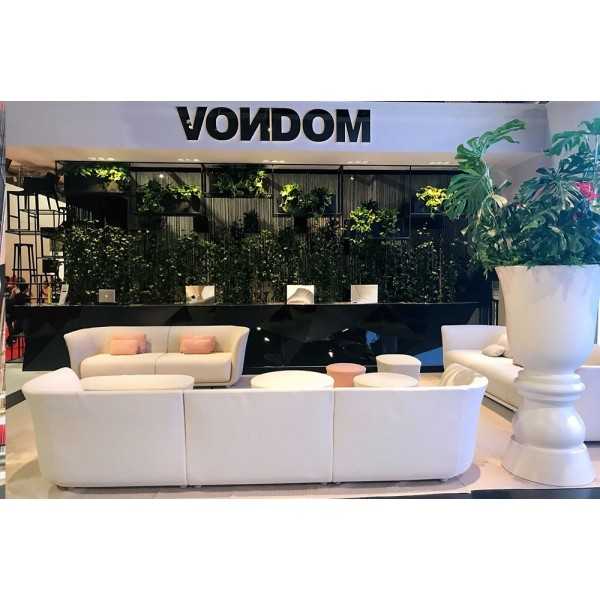 Stand Vondom au Salon du Mobilier de Milan avec le Canape Modulable SUAVE Deux et Trois Places en Tissu Outdoor