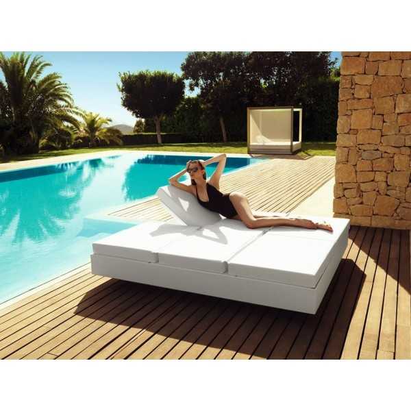 Le Lit de Jardin pour 2 Vela Daybed de Vondom sur Terrasse de Piscine