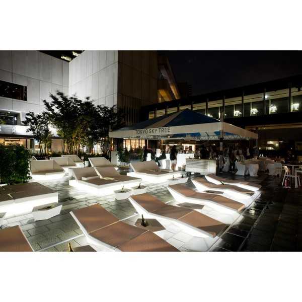 White Vela Daybed Square LED Light 4 folders Inclinables by Vondom at the Hotel poolside