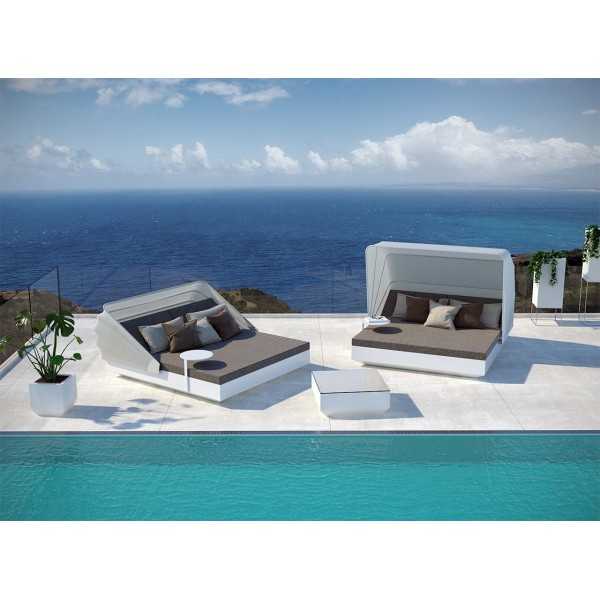 Double Canape Meridienne Reglable avec Dossiers et Parasol VELA Daybed de Vondom pour Hotel Lounge et Bords de Piscine 