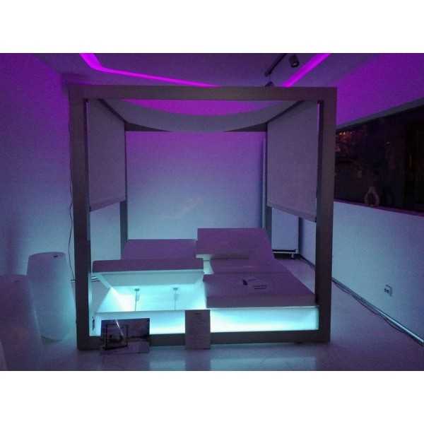Chaiselounge for two with canopy by the pool