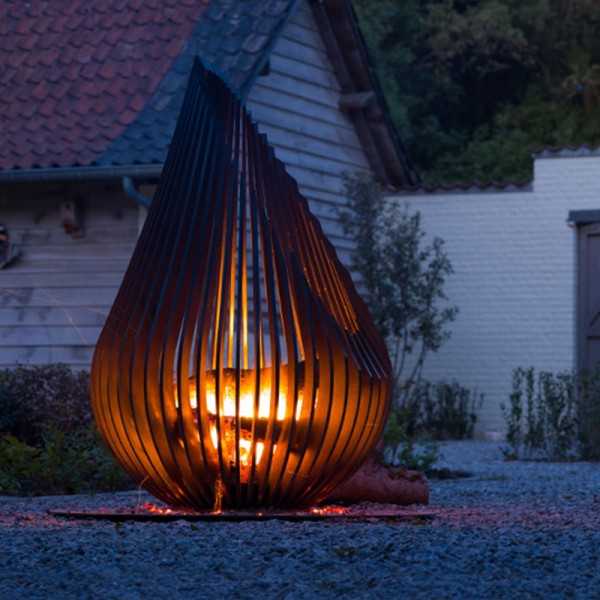 Cheminée Extérieure DEWDROP taille L en Acier Corten de chez GLOWBUS