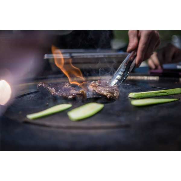 Cooking vegetables and meat on the Vulx Fusion High Gas 2-in-1 Barbecue Table for catering events