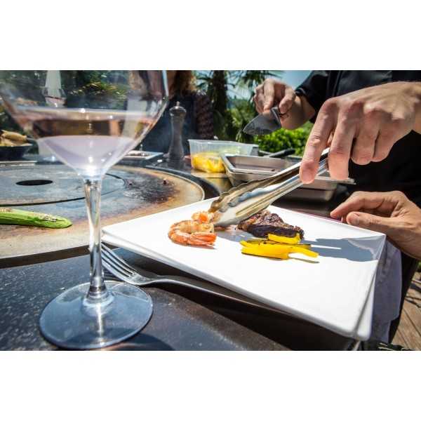 Show service around the plancha table on the terrace of the restaurant Fusion High Gaz de Vulx