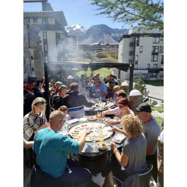 Terrasse de restaurant avec Tables hautes avec barbecue au gaz intégré FUSION High Gaz de VULX