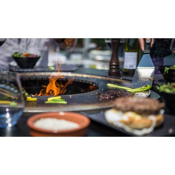 Making burgers on the outdoor high table VULX FUSION HIGH wood-burning barbecue