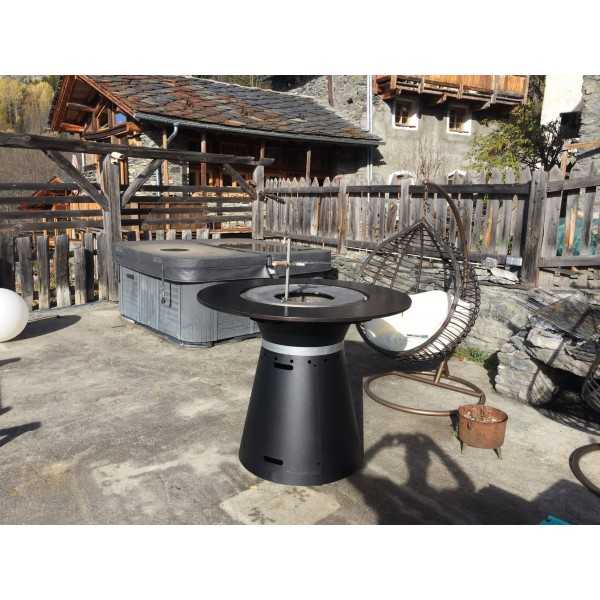 Restaurant de montagne avec table haute brasero barbecue au bois et grill FUSION de VULX